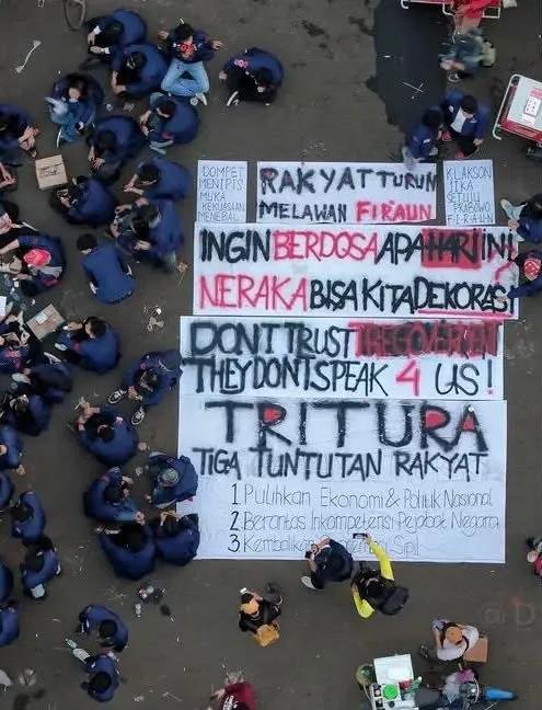 glxssie's tweet photo. Mengawali Agustus, 
Anak-anak Trisakti sudah siapkan Tritura
 🫵🏻🫵🏻🫵🏻🫵🏻‼️
1. Pulihkan ekonomi dan politik nasional
2. Berantas inkompetensi pejabat negara
3. Kembalikan supremasi sipil https://t.co/327DC0HuGR