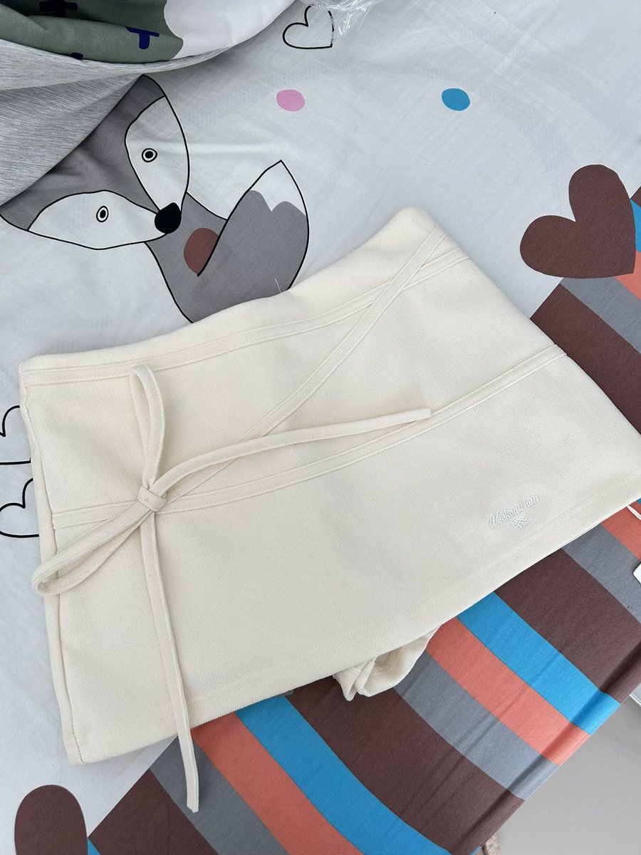 bysnotteau's tweet photo. ─⋆ wts skirt by weekendhub ⋆.𐙚 ̊
─⋆ size XS-S
─⋆ new, original

can by 🍊, price exc admin fees
💌 boleh bgt dm for details 
📍 surabaya, jawa timur

💸 180k 
#wts #zonauang #skirt #weekendhub https://t.co/9N8dwQ3pjO