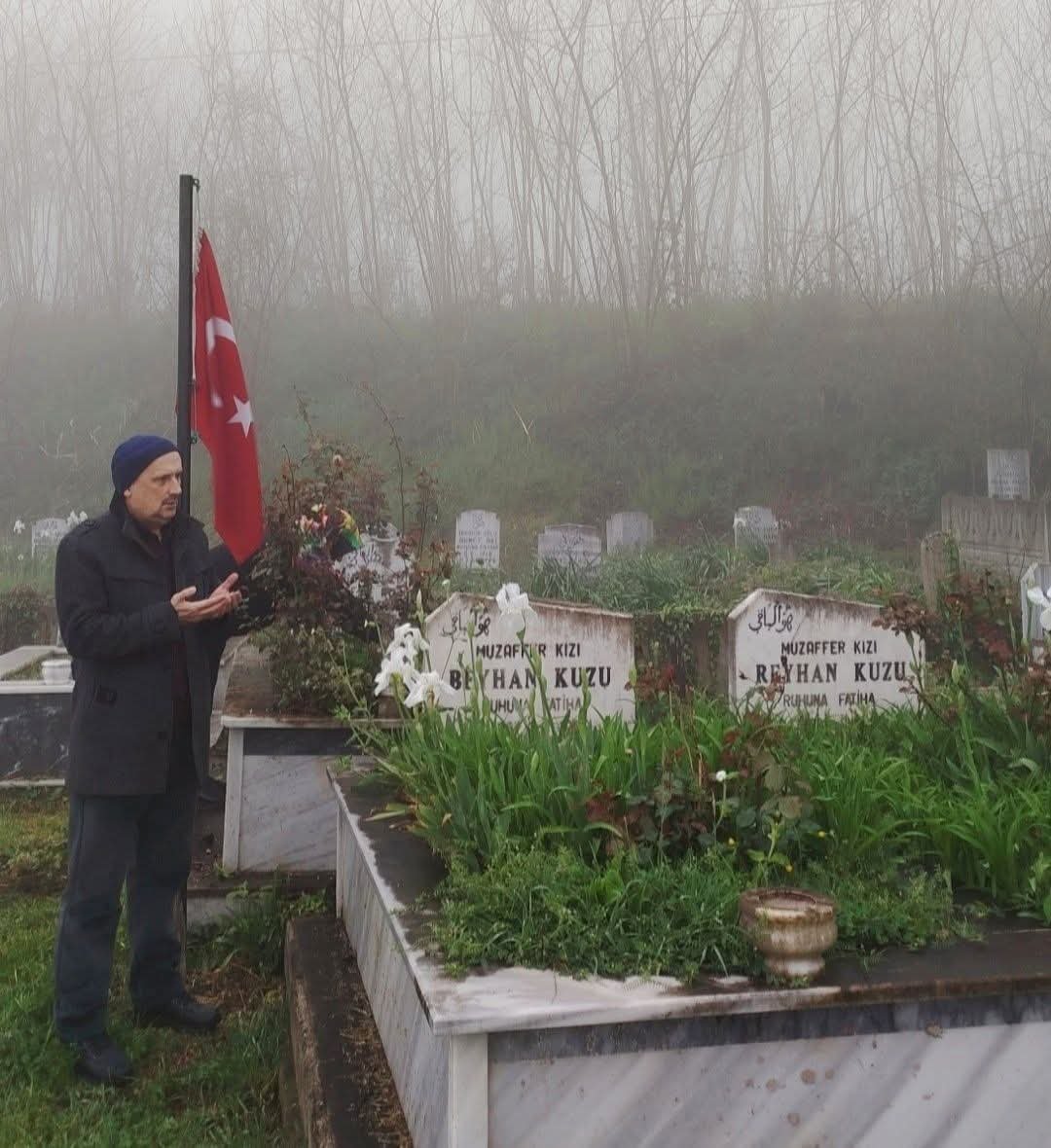 Ykuzu52's tweet photo. Bugün Fatsa da  1 Ağustos 1980 de Ramazan ayı  cuma sabahı sahur sonrası hava yeni aydınlanırken  babamın Ülkücü MHP yöneticisi  olmasından dolayı 15 kişilik komünist dev yol militanlarının evimize baskın yapmaları kız kardeşlerim  Beyhan ve Reyhan kuzunun  yataklarındak√√√√ https://t.co/QLuoAezYzX