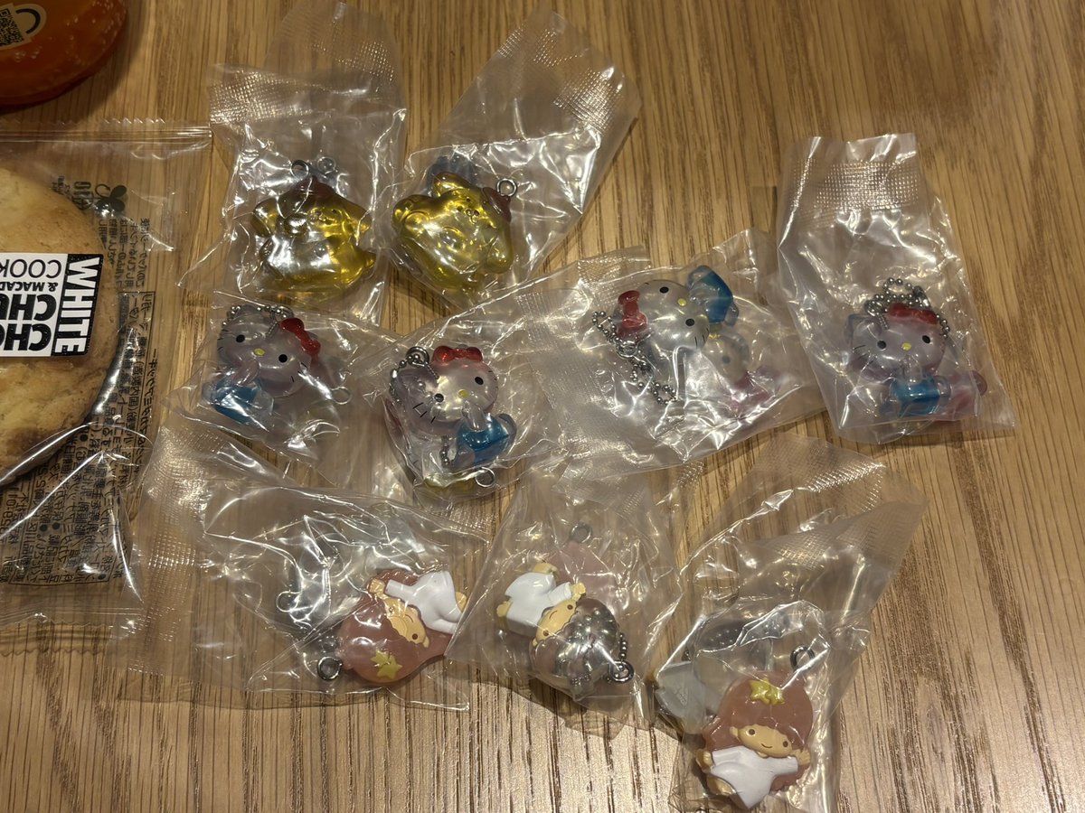 z5jmb's tweet photo. 交換　なかよしドロップチャーム

（譲）ポムポム×1 キティミミィ×2 キキララ×2

（求）マイメロ&amp;くろみ

郵送希望です。お気軽にお声掛けくださいよろしくお願いします🙇🏻‍♀️ https://t.co/Ux2nQsggAL