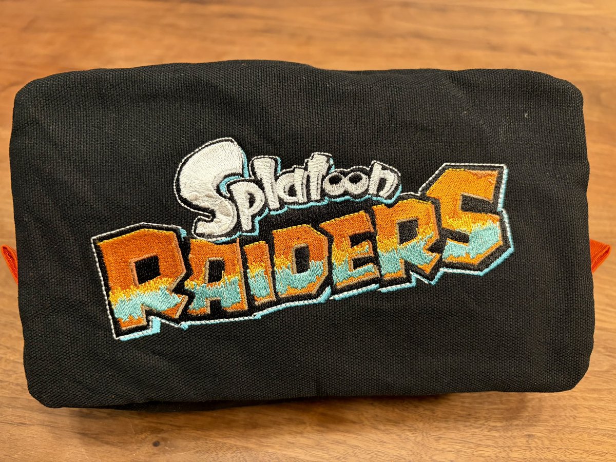 NuuStich's tweet photo. お待たせしましたッ！スプラトゥーンレイダース刺繍ビッグポーチ完成！🙌
switchのゲームカードが7枚収納可能！ポケットもメッシュ含めて両サイド合計4箇所で実用性👍ていうか、ロゴとすりみ連合&amp;メカニックの刺繍とレイダースのカラーリングが説明不要で最高😆 https://t.co/BzDgQz7mnM