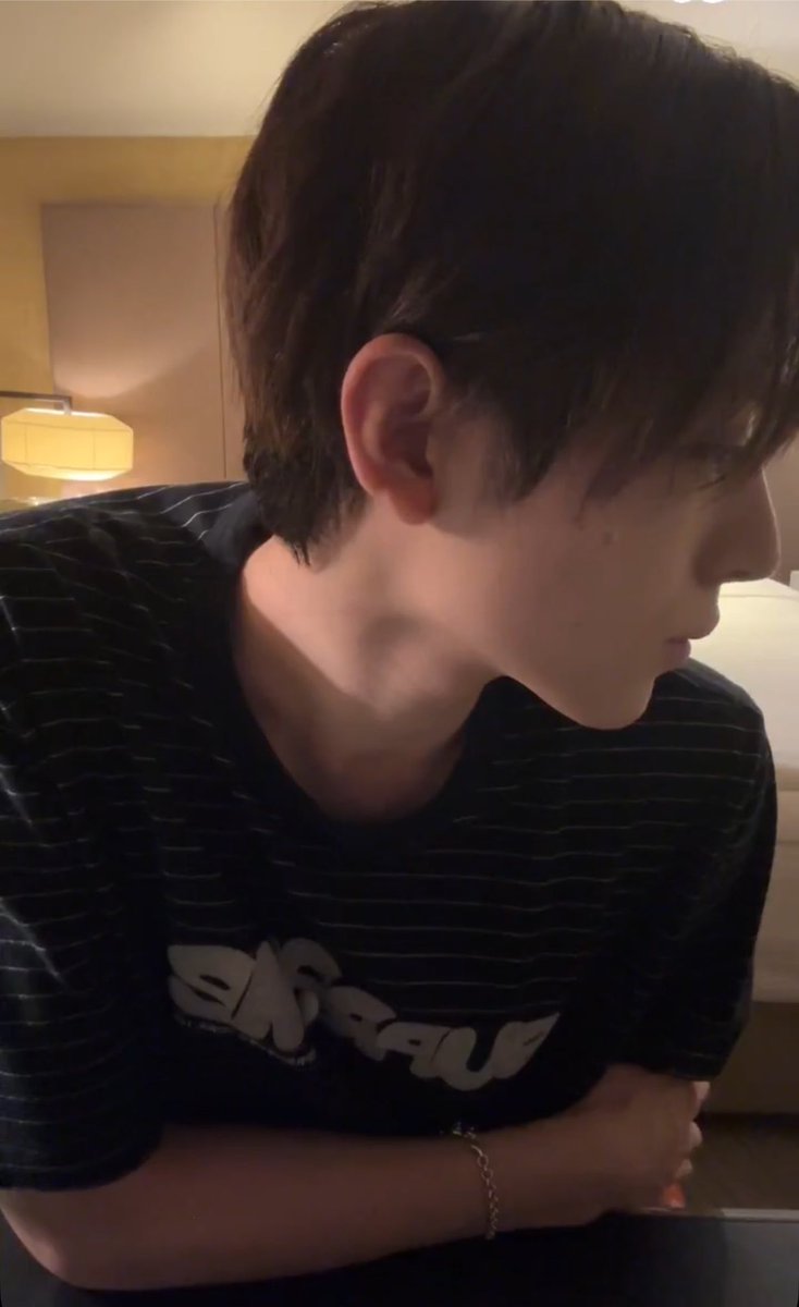 yutti_45luv's tweet photo. 턱선에 온몸이 썰리는 기분이에요 오라버니 https://t.co/TfzFe9qQCR
