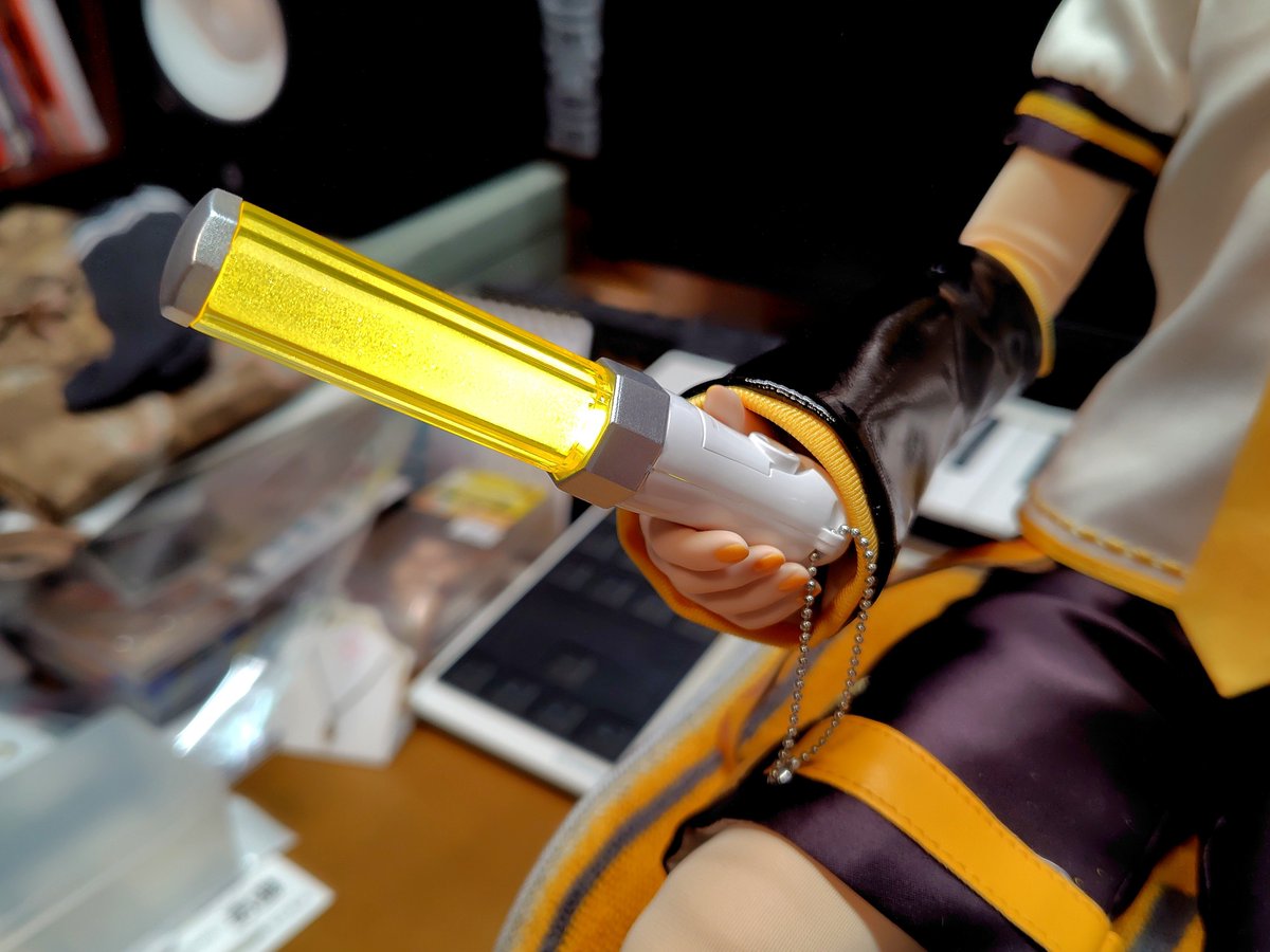 Milestone7601's tweet photo. セリアとキャンドゥの戦利品であります

ダメ元でランダム缶バッジ1個だけ買ったらレンくん引いたので今年の運を使い果たした感ある

ペンライトはセリア(100円)よりキャンドゥ(300円)の方が明るいけど、造形や光色はセリアが良い気がする
純正ハンド（DDII-H-06B 持ち手/デカハンド）に丁度の大きさ https://t.co/9sRoepdLkY
