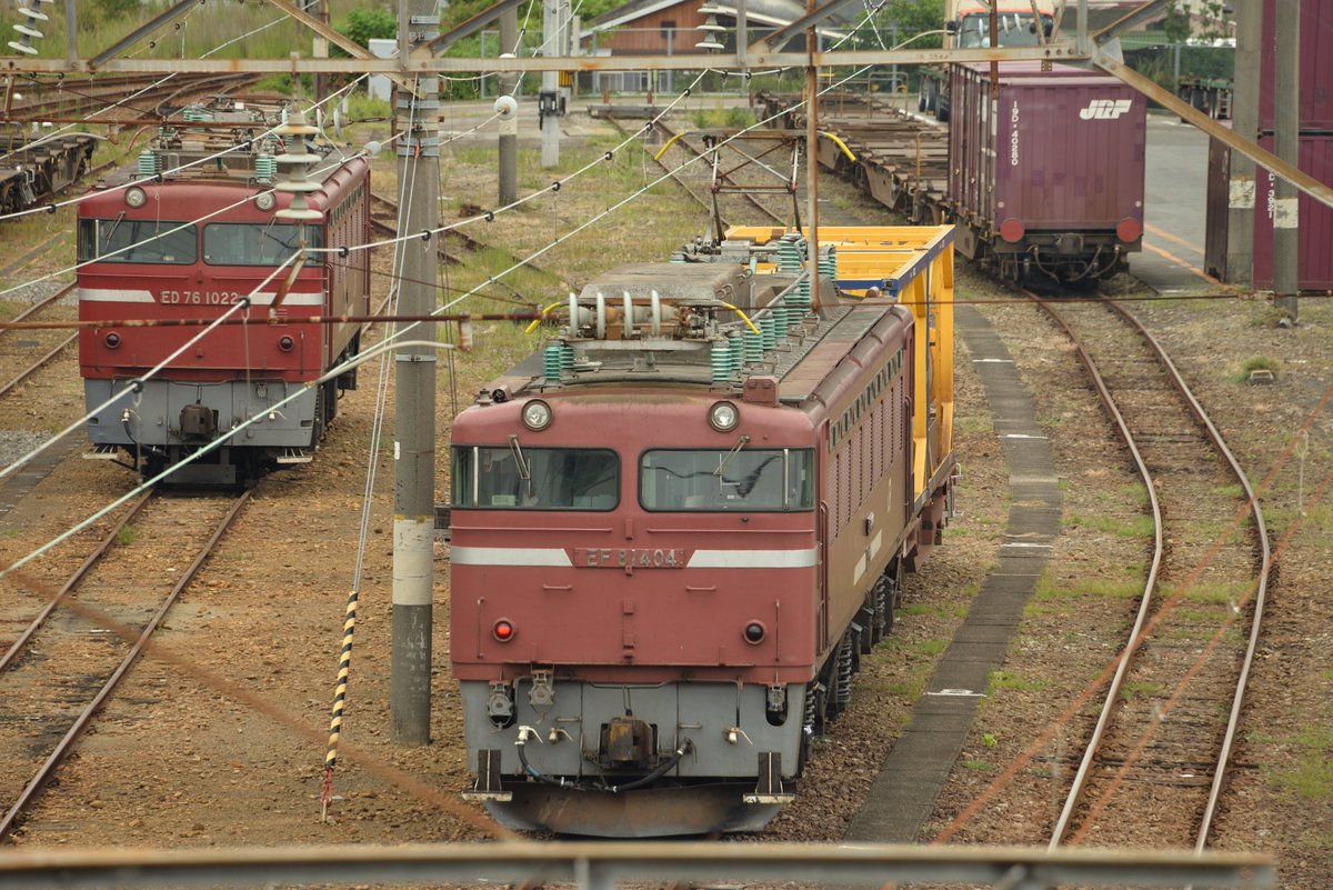 jrq783hs's tweet photo. 延岡駅の荷役線は、東側からコキ3・7・4両分のキャパしかなくて、定期で前2つの10両分を使って、残りを臨時が使う形になっている。迂回輸送がコンテナ20個（コキ4両分）に抑えられる理由は多分これ。
佐土原にいたっては荷役線自体が残ってないので、どうしようもない。※グーグル航空写真で確認 https://t.co/pKh5BHp8aN