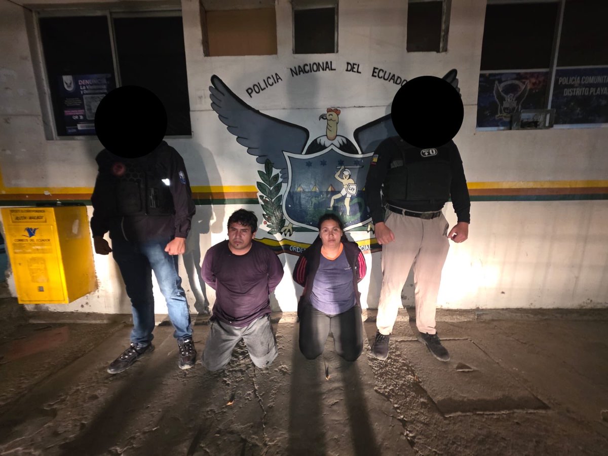 JohnReimberg's tweet photo. OPERATIVO LIBERTAD E-868 

PLAYAS – CUENCA

TRES ESTUDIANTES ENTRE LOS CUATRO EXTORSIONADORES DE PLAYAS APRESADOS. 

Estos delincuentes exigían a sus víctimas, que eran comerciantes del sector, USD  3000 y una cuota mensual de USD 400 bajo amenazas contra su integridad, trabajadores y locales comerciales. en operaciones simultáneas en Playas y Cuenca estos delincuentes fueron  apresados y puestos a órdenes de la justicia. 

De acuerdo con las investigaciones, los aprehendidos estarían presuntamente relacionados también con extorsiones a varios locales comerciales de Playas, entre ellos uno de electrodomésticos y un establecimiento de cárnicos.

Delincuentes: 
Vivar Zambrano Ana Cristina, 21 años, estudiante.
Heredia Santos Humberto Javier, 20 años, estudiante.
Blacio Quezada Kelly Paulette, 31 años, dedicada a quehaceres domésticos. 
Sánchez Avilés Francisco Javier, 36 años, estudiante. 

Indicios: 5 teléfonos celulares y 1 comprobante de depósito.

Seguimos trabajando.