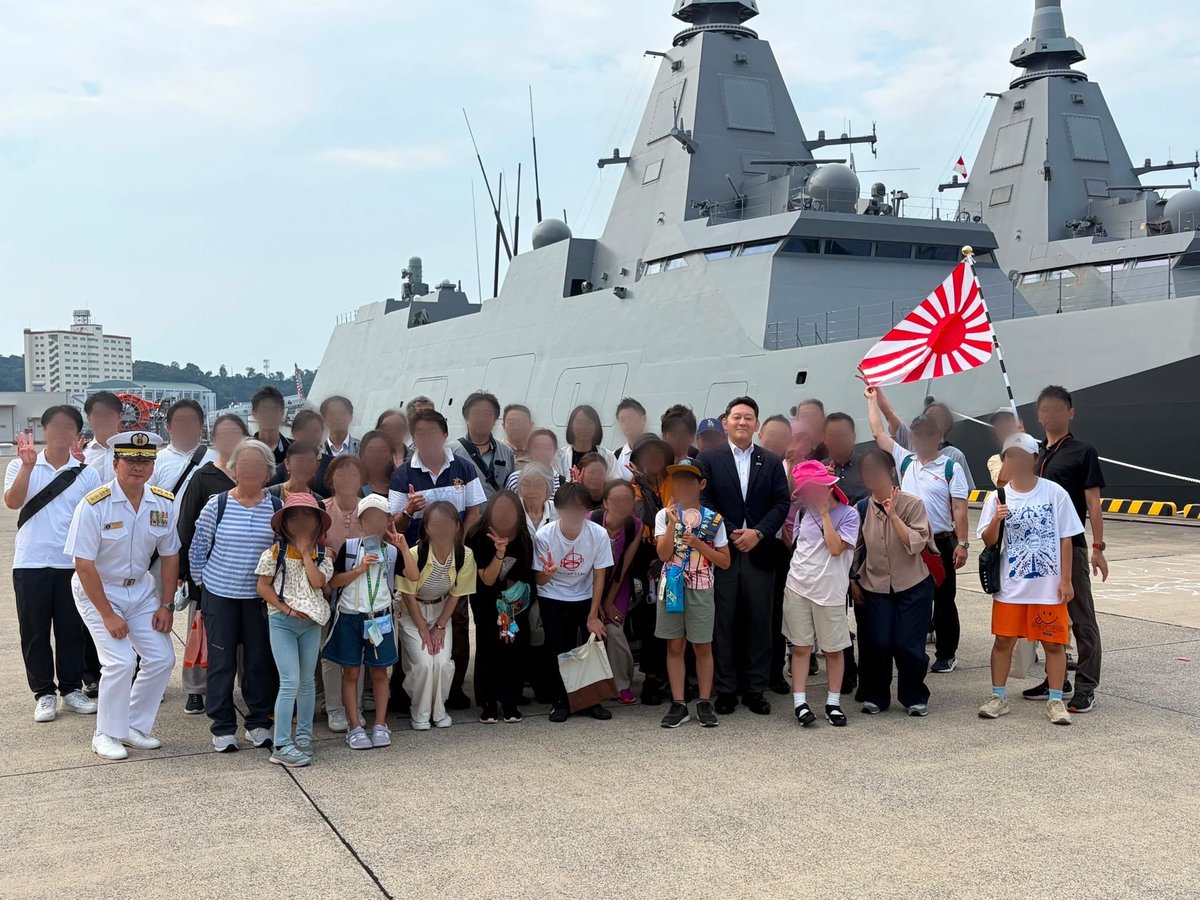 hajikano_hiroki's tweet photo. 【海上自衛隊・横須賀地方総監部】

本日、横須賀地方総監部にて、山口幕僚長から海上自衛隊の組織編成や艦船、装備などについて説明を受けました。

また、基地見学ツアーも開催されており、多くの顔見知りの皆様ともお会いすることができました。

ご挨拶の際には、私たちの平和と安全を守るため、日々任務に当たってくださっている自衛官の皆様へ感謝の気持ちを持ちましょうと、お伝えさせていただきました。#参政党 #はじかのひろき