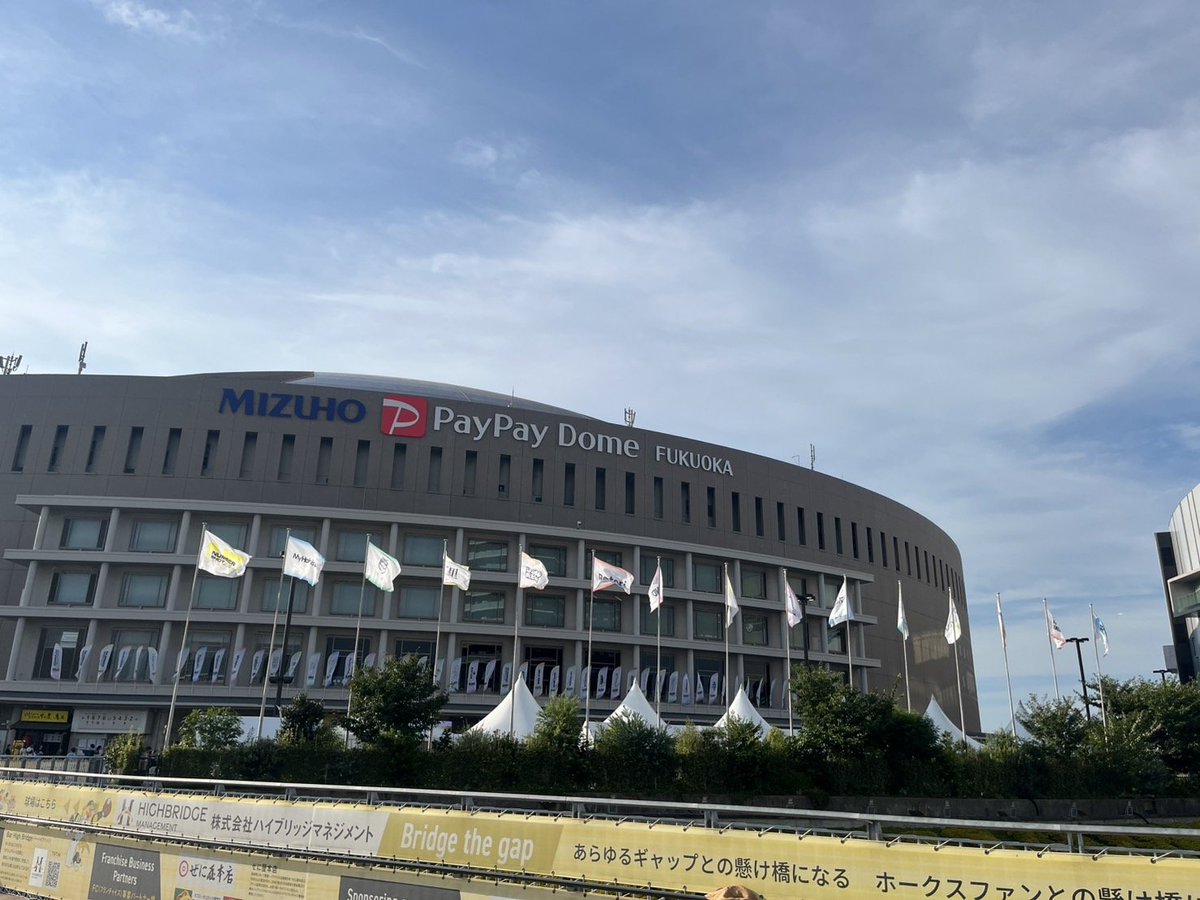rsdg0007's tweet photo. 久々の夏フェス！！
初のドーム参加、出し惜しみのないセトリ最高でした！！
急遽追加されたアンコール曲もMCにしても、一音一音、一言一言心に染み渡りました☺️
フェスでこのラインナップを見れたのも感慨深い。
#ASIANKUNGFUGENERATION 
＃BUMPOFCHICKEN
＃ナンバーショット https://t.co/F51Tbh0TjI