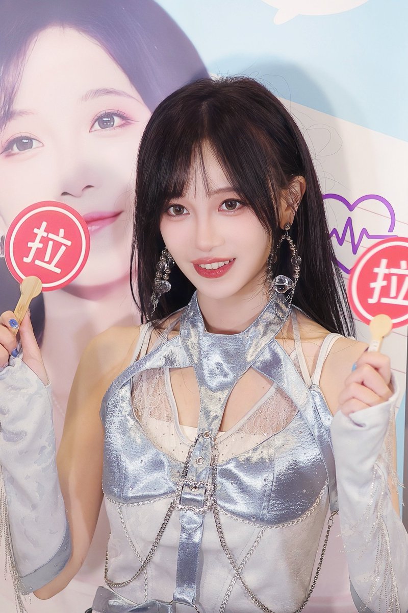 vrkop9's tweet photo. 这位拉拉…啊不…这位小姐颜值与身材并存，属实难得，不过应该把里面的白色内衬去掉，这样才能真正发挥出自己的优势嘛 https://t.co/BltlyZv2WB