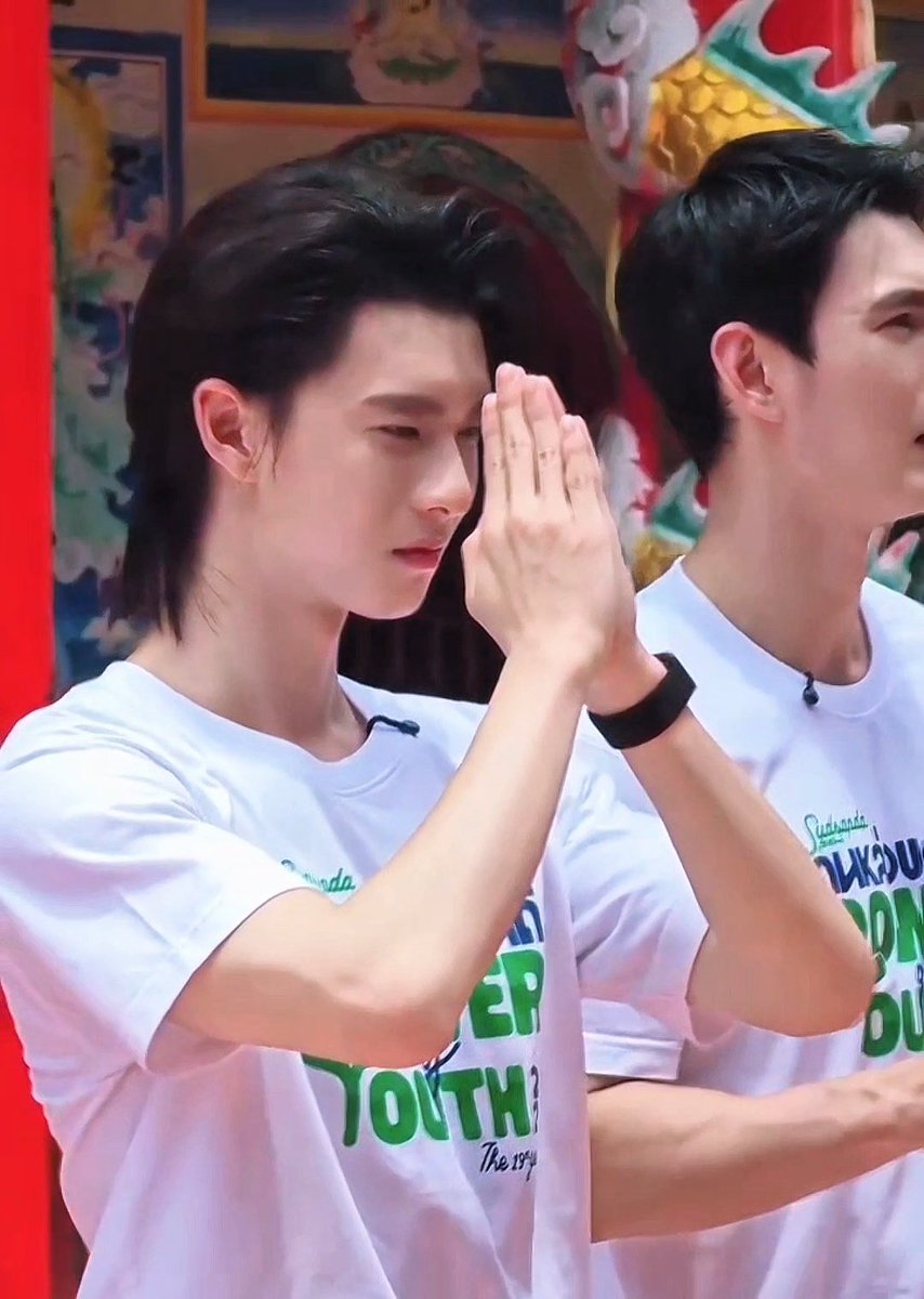 megeey's tweet photo. ท่าไหว้อย่างหล่อ🙏🏻 พุพุทำได้ไง https://t.co/MhYvqktZXP