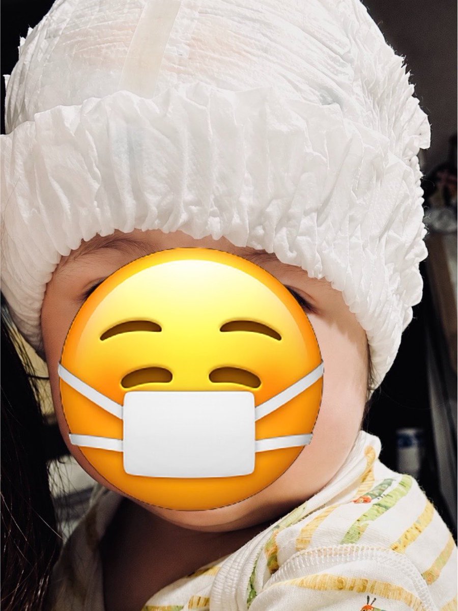 etokiyo7's tweet photo. ワンオペの時に限って👶🏻が発熱…。
一日中看病の末21時にやっと寝たから、見守りカメラ見つつ台本チェックしてたら熱が上がったからか起きた😭
けど前回と違って備えてた物がある。
その名も熱冷ましキャップ！
おむつ濡らして凍らせるだけ
気持ちいいのかすぐ寝てくれる。
ありがとうオムツ！頑張れ👶🏻 https://t.co/0DSNzeHVFf