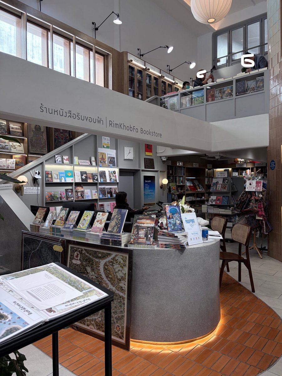 lav3ndy's tweet photo. วันนี้ไปริมขอบฟ้า bookfest มา มีหนังสือหลากหลายกว่าที่คิดมาก ลด 20% แทบทุกสำนักพิมพ์เลย มีกิจกรรมเก็บตัวปั๊มแล้วไปจุ่มเอาของรางวัลด้วย (ไม่จำเป็นต้องซื้อหนังสือ) ที่สำคัญตอนนี้ที่ร้านมีให้เขียนจดหมายถึงตัวเองในอีก 3 ปีข้างหน้าด้วย พอถึงเวลาจดหมายจะถูกส่งมาหาเรา ไปกันเยอะ ๆ ทุกคน! https://t.co/0w6P8QRD2x