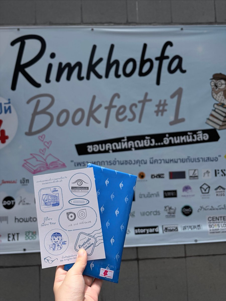 lav3ndy's tweet photo. วันนี้ไปริมขอบฟ้า bookfest มา มีหนังสือหลากหลายกว่าที่คิดมาก ลด 20% แทบทุกสำนักพิมพ์เลย มีกิจกรรมเก็บตัวปั๊มแล้วไปจุ่มเอาของรางวัลด้วย (ไม่จำเป็นต้องซื้อหนังสือ) ที่สำคัญตอนนี้ที่ร้านมีให้เขียนจดหมายถึงตัวเองในอีก 3 ปีข้างหน้าด้วย พอถึงเวลาจดหมายจะถูกส่งมาหาเรา ไปกันเยอะ ๆ ทุกคน! https://t.co/0w6P8QRD2x
