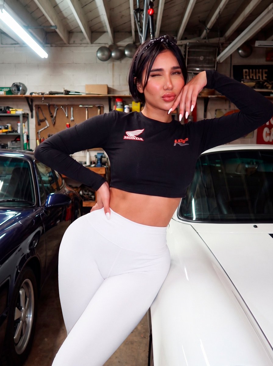 itsannaplaying's tweet photo. Is it unearned confidence or is the angle just hitting the hips right? 😏✨ #NYCStyle #Shorts https://t.co/4A04i4IUu3
