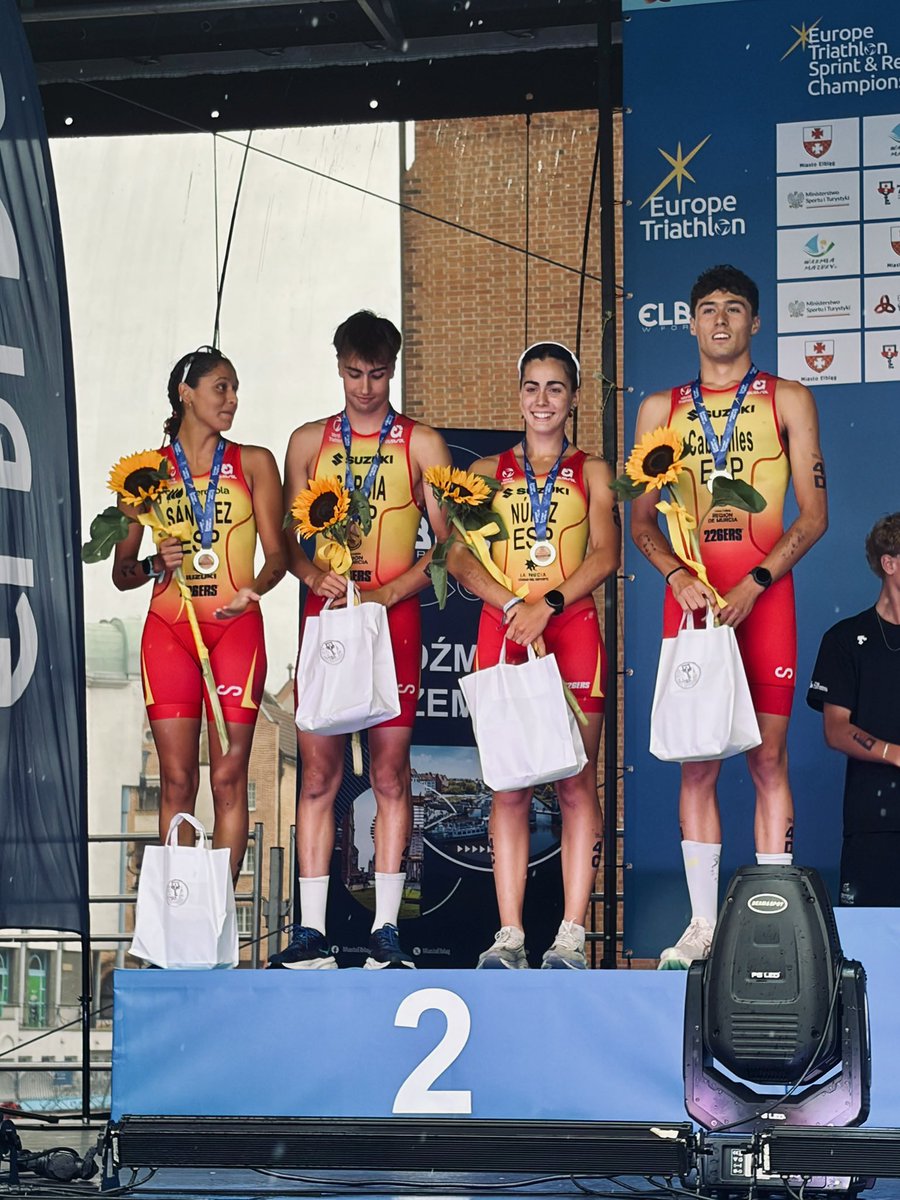 TRIATLONSP's tweet photo. ¡Enhorabuena a nuestro equipo de relevo mixto júnior, que hoy ha conquistado la medalla de plata en Elbląg 🇵🇱! 🥈

👏🏼 Gran actuación de:
Candela Sánchez ⏩ Lucas García ⏩ Alba Núñez ⏩ Xavi Cabanilles

#somostriatlón @deportegob @SuzukiIberica @iberdrola @DeportesMurcia https://t.co/JhhLCJiCmL