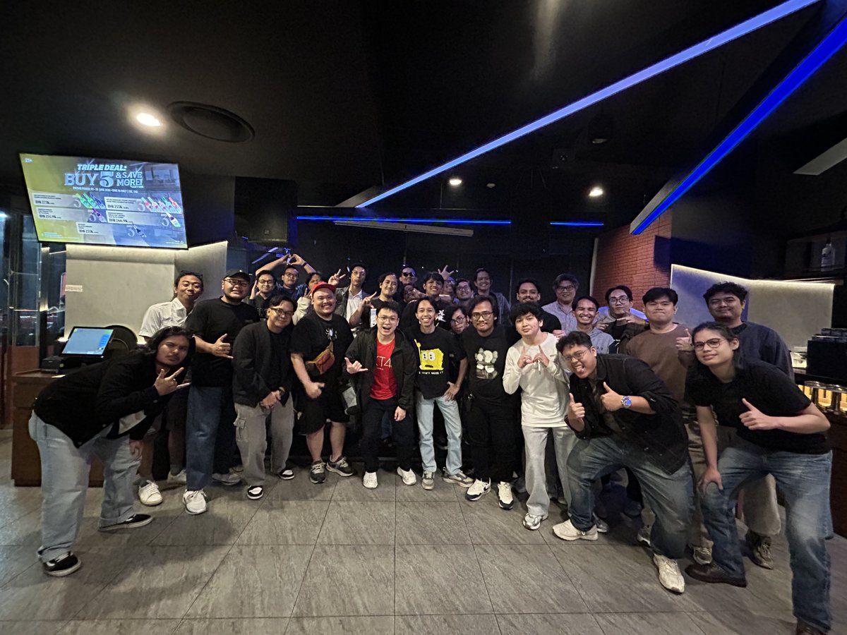 SwaraFandom's tweet photo. OPEN MIC SWARA FANDOM EP. 0 IS A WRAPPP🔥

Terima kasih untuk semua yang sudah hadir, tertawa, dan bertepuk tangan bersama kami hari ini. 

Energi kalian membuat setiap momen di atas atau depan panggung terasa semakin spesial. 

Mohon maaf bila masih banyak kekurangan dari acara hari ini! 

Sampai jumpa di kesempatan berikutnya!❤️🥰 (SSK EP. 01)