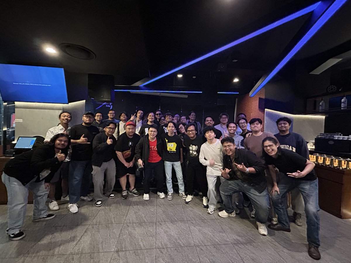 SwaraFandom's tweet photo. OPEN MIC SWARA FANDOM EP. 0 IS A WRAPPP🔥

Terima kasih untuk semua yang sudah hadir, tertawa, dan bertepuk tangan bersama kami hari ini. 

Energi kalian membuat setiap momen di atas atau depan panggung terasa semakin spesial. 

Mohon maaf bila masih banyak kekurangan dari acara hari ini! 

Sampai jumpa di kesempatan berikutnya!❤️🥰 (SSK EP. 01)