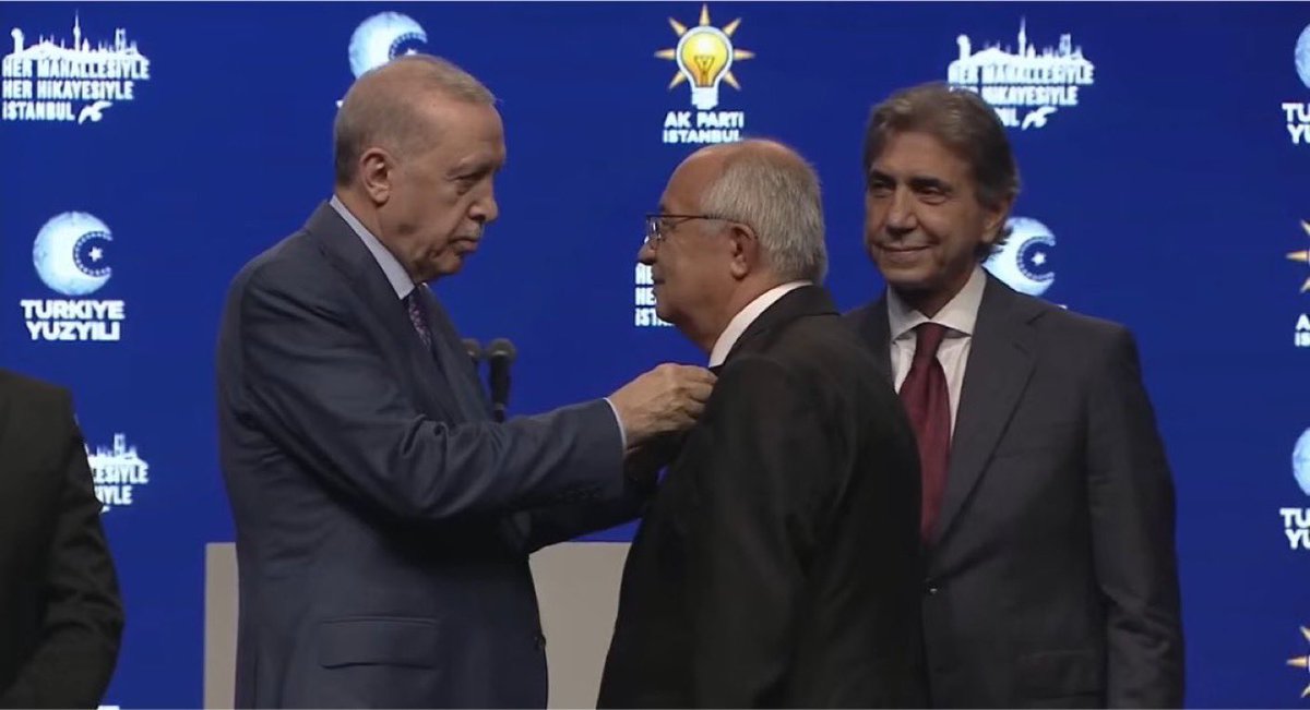 HamHaberX's tweet photo. #SONDAKİKA | CHP'li Tuzla Belediye Başkanı Eren Ali Bingöl ve Çekmeköy Belediye Başkanı Orhan Çerkez ile CHP'den istifa eden Şile Belediye Başkanvekili Sacit Terzi, AK Parti'ye katıldı. https://t.co/5V4YDpB6H8