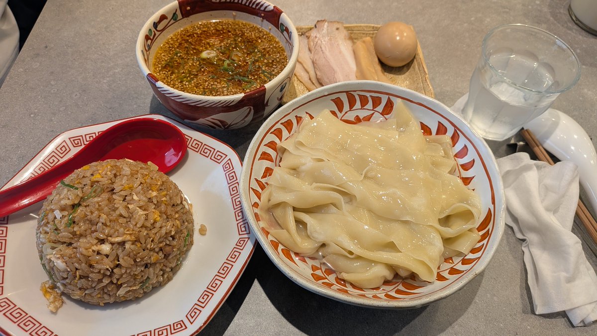 sadagaru's tweet photo. ラーメンと炒飯食ってHOLICで麻雀して最後はコスプレイヤーポーズで締めた。

点数計算ちょっと出来た。 https://t.co/OKX7WkURM3
