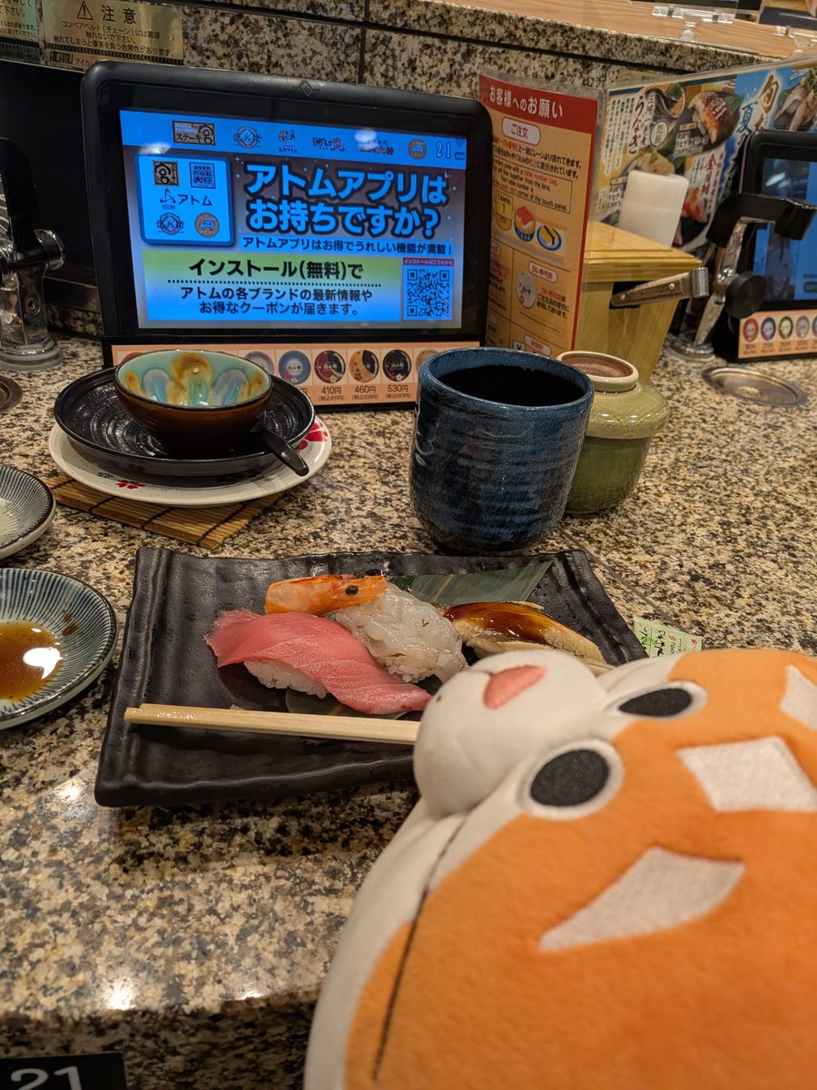 11Lightning's tweet photo. コスサミ離脱しました！お腹空いてたので寿司もぐもぐ美味しかったです！🍣隣に座ってたお姉さんに声かけてもらえ嬉しかった〜
明日もコスサミ参加予定ですのでよろしくお願いします〜 https://t.co/pbuZyZhdKW