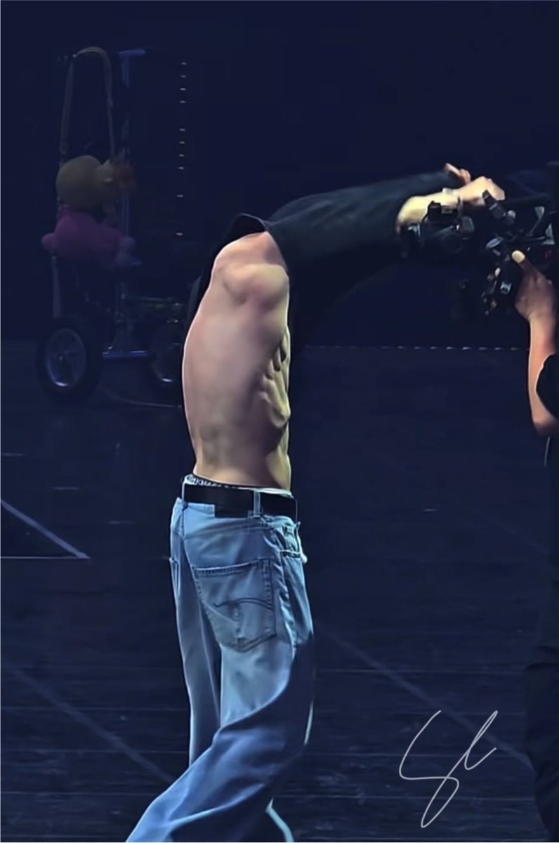 lixiesflower's tweet photo. ONCE AGAIN THOSE SERRATUS ANTERIOR MUSCLES ARE CRAZY LOOK AT THEM FROM THE SIDE OMFG https://t.co/x77rxnwCs9