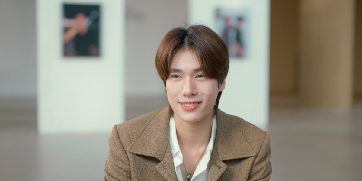 GMMTV's tweet photo. คุณพีชให้สัมภาษณ์แบบเต็มไปด้วยรอยยิ้ม อิ่มความสุขมาก คนมีความรักอ่ะเนอะ 💖 ฮือ น่าย้ากกกกกกก ยิ้มหวาน ตาแป๋ว แววตาอิ่มไปด้วยรักและความสุข ใครเห็นแล้วไม่ยิ้มตามบ้างเนี่ย ดวงใจของคุณธีร์มาก ๆ
#PeachAndMeSeriesFinalEP
@phuwintang https://t.co/Uno5Jea6rR