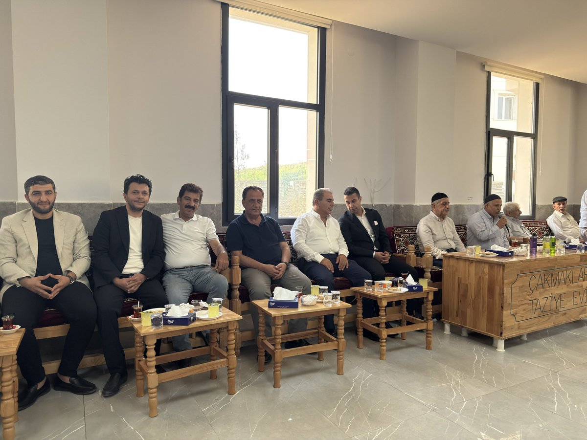 AkPartiBismil's tweet photo. 📍Bismil-Safirkent Taziye Evi

İl başkanımız sayın Hamit Sümer, İlçe başkanımız sayın Muzaffer Cengiz Özaydın, il başkan yardımcılarımız ve yönetim kurulu üyelerimiz ile ;

Aydın ilesinin taziyesine katılıp başsağlığı dilediler.

Merhuma allahtan rahmet, kederli ailesine sabır diliyoruz.