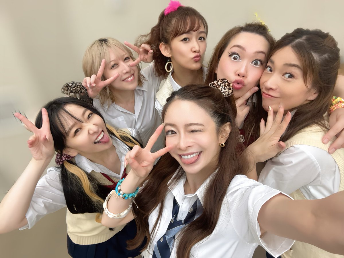 anko_nakatomi's tweet photo. 初日まであと4日‼️
相当カロリー使ってやってますよーっ‼️
早替え含め、感情が忙しくて、俳優としての幸せ噛み締めてます🥳

キャピキャピ時代と現代との女性キャストたちの移り変わり具合にもご注目‼️

なによりキャストが濃い‼️

色んな思いをそれぞれが感じて、シーンが変化していく過程が稽古の醍醐味でもあります✨️

8日(土)オススメです！

観にきてください☺️♡
お待ちしてます🥹

https://t.co/oqmt6PmzOd

#えんじ〜る
#90sデイズ