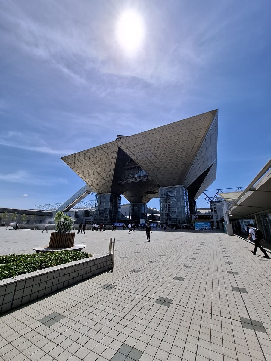 mayritsu31's tweet photo. 写真を撮影した時も暑かったですが、本日も負けじと暑い💦
ちなみにこの時は、東京ビッグサイトの広さと人の多さと…暑さに圧倒されてました(笑)

各地で暑い日が続いていたり等々、大変な日々が続いていますが、心身に気を付けながら過ごしましょう！
8月もよろしくお願いします🙇
#りっちゃんの日記 https://t.co/jldeUJuATp