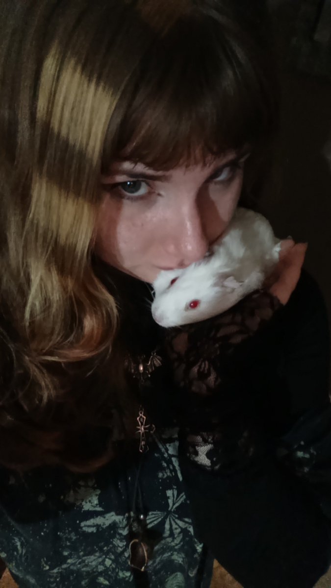 suncatbbi's tweet photo. 1 de agosto e ja temos emprego, ratazana e e -2 kg amo https://t.co/OpwBAmBxeU