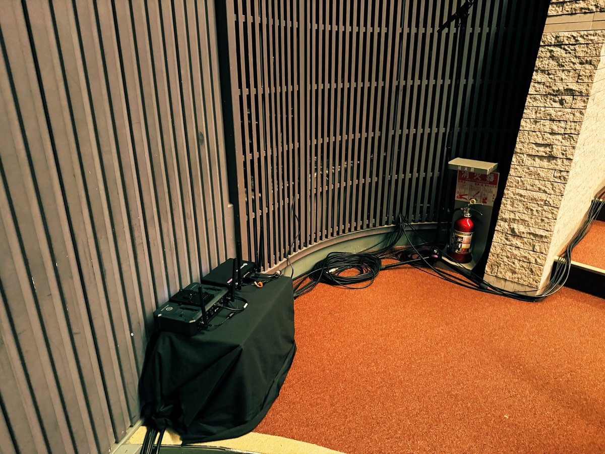TimecodeLab's tweet photo. 今回の舞台収録では、SWベースがホールから離れたスペースで行う必要があったため、いつも以上に長尺ケーブルが必要でした。
特に課題になったのがワイヤレスインカム。ホールの中と外を確実に繋ぐために、HOLLYLAND SOLIDCOM C1 PRO の HUBステーションを2台用意し、それをLAN結線。1台をホール内に、 https://t.co/kSmwjmhOgy