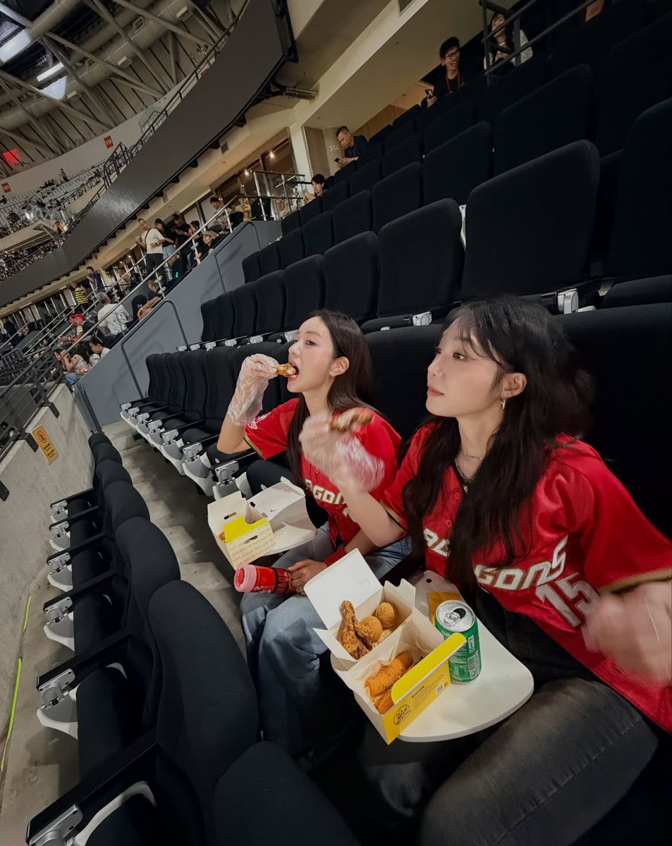 x_xbbom's tweet photo. 야구장 원래 먹으러가는거 맞죠
? ? https://t.co/ApjFWnm6Aw