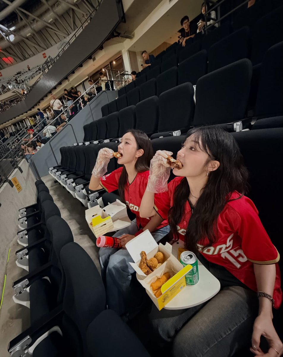 x_xbbom's tweet photo. 야구장 원래 먹으러가는거 맞죠
? ? https://t.co/ApjFWnm6Aw