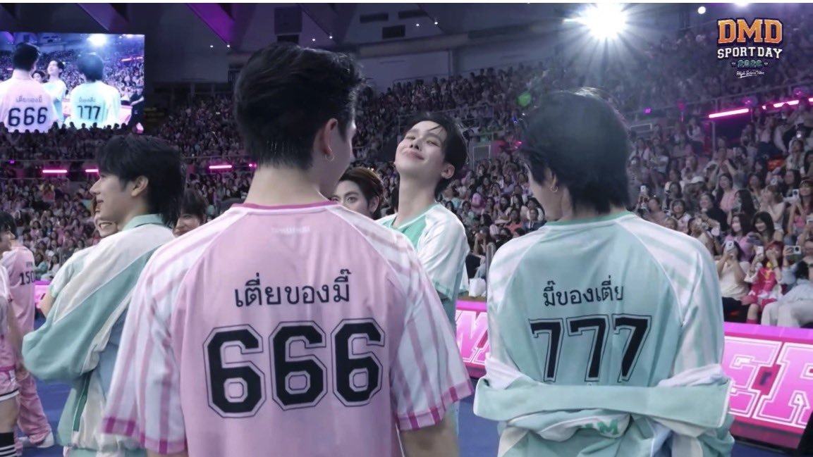 SeaOfNam's tweet photo. SHUT UPPPPPP OMG. 😭🥹🥹🥹

🐶 Latte's jersey: เตี่ยของมี๊ → Mee's Tia
🦖 Kim's jersey: มี๊ของเตี่ย →  Tia's Mee

EXCUSE ME??? 😭😭😭

I was so busy that I was just reposting everything at lightning speed without really looking or watching properly... EDIT BECAUSE I GOT IT BACKWARD 😭 

For anyone wondering, ของ (khong) is the Thai possessive marker. It means "'s," "belongs to," or "of."

🍀 Tia is what TMiLK calls Tte, and it means dad/daddy.
🍀 Mee is what TMiLK calls Kim, and it means mom/mommy.

Sooo  Tia belongs to Mee and Mee belongs to Tia. 🥹😭😭😭 

They're literally wearing each other's titles. I'm actually unwell. 🥹🤍
I CAN'TTTTTT!!! I LOVE THEM SO MUCH 

DOMUNDI SPORTS 2026
#DMDSportsDay2026

‧🐶 ₊˚ ☁️⋅♡𓂃 ࣪ #LatteKim #LatteTNC #kkim_pst #ลาเต้คิม ִֶָ☾🍀 #TMiLK .⋆𐙚₊🦖 ♡