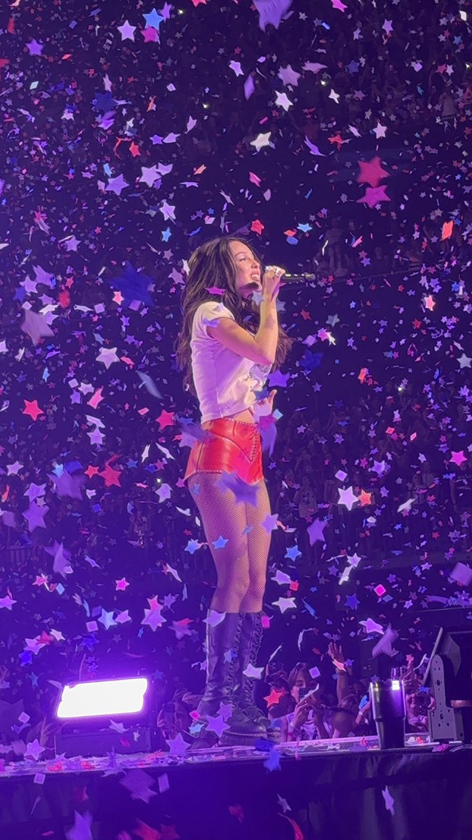 luvedyouless's tweet photo. in a couple months (next month) this girl will be at the unraveled tour with olivia rodrigo💖💖💖🥹🥹🥹 https://t.co/9a0dGg99LF