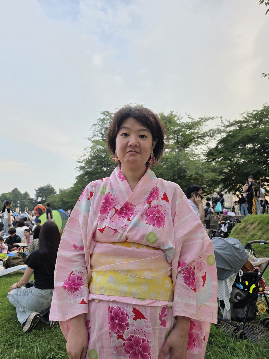 Cherry417Yuko's tweet photo. 毎年恒例家族で習志野駐屯地夏まつりに行ってきました。昨年は何も買えなかったけど今年は焼きそば、フランクフルト、かき氷をたべて、花火を見ました。 https://t.co/8zG3Ksibca