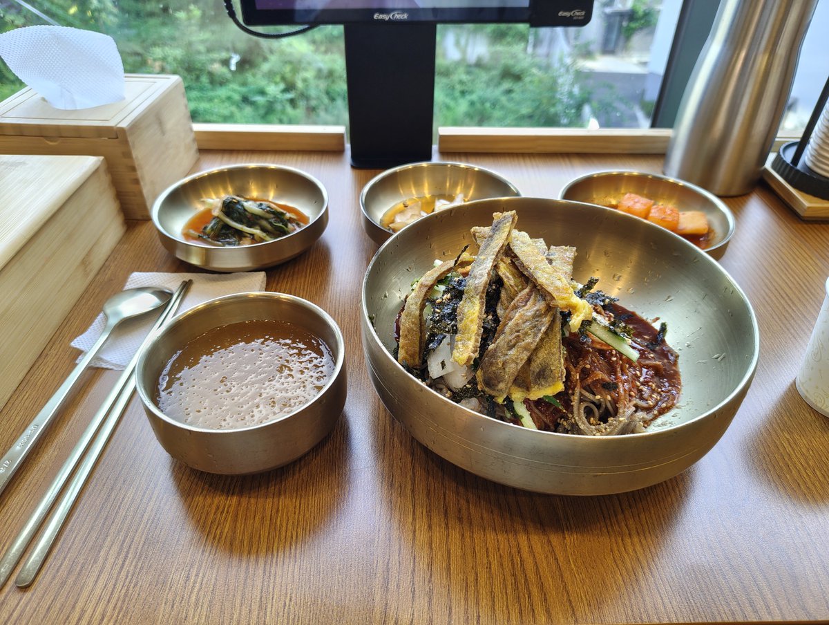 hatosabure77's tweet photo. 육전국밥／梨泰院
육전=お肉を卵と小麦粉に付けて焼いたもの。 https://t.co/UXm0Obc9Lt