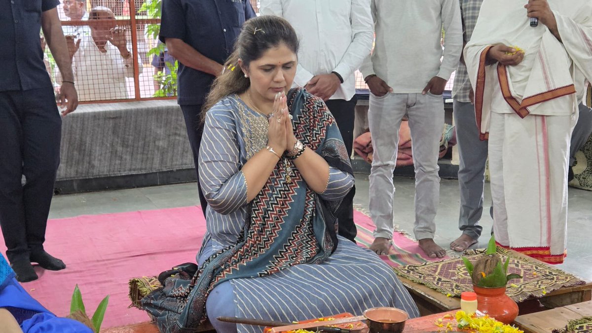 Pankajamunde's tweet photo. आज 'श्रद्धानंद गुरुकुल आश्रम' येथे भेट देऊन आश्रमाच्या विविध उपक्रमांची व परिसराची पाहणी केली.

गुरुकुल परंपरेचा समृद्ध वारसा पुढे नेणाऱ्या उपस्थित सर्व आदरणीय संत-महंत आणि मान्यवरांशी सकारात्मक विचारविनिमय केला.

तसेच ​या प्रसंगी आश्रमातील विद्यार्थ्यांशी अत्यंत मनमोकळा संवाद साधून त्यांच्या शैक्षणिक प्रगतीविषयी व भविष्यातील ध्येयांबद्दल चर्चा केली. 

​याप्रसंगी श्री जुगलकिशोरजी लोहीया, ​स्वामी सोमानंदजी,​स्वामी विद्यानंदजी, ​डॉ. ब्रह्ममुनिजी, ​श्री आर्यमुनिजी, डॉ. नयनकुमार आचार्य, श्री लक्ष्मण आर्य गुरुजी आदी उपस्थित होते.

संस्कृती, संस्कार आणि ज्ञानाचा वारसा जपणाऱ्या आणि गुरुकुल परंपरा जोपासणाऱ्या विद्यार्थ्यांच्या चेहऱ्यावरील उत्साह आणि आश्रम परिसरातील पवित्र वातावरण मन प्रसन्न करणारे ठरले.

​#श्रद्धानंदगुरुकुलआश्रम #गुरुकुल #विद्यार्थीसंवाद #संस्कृती #आश्रमभेट
