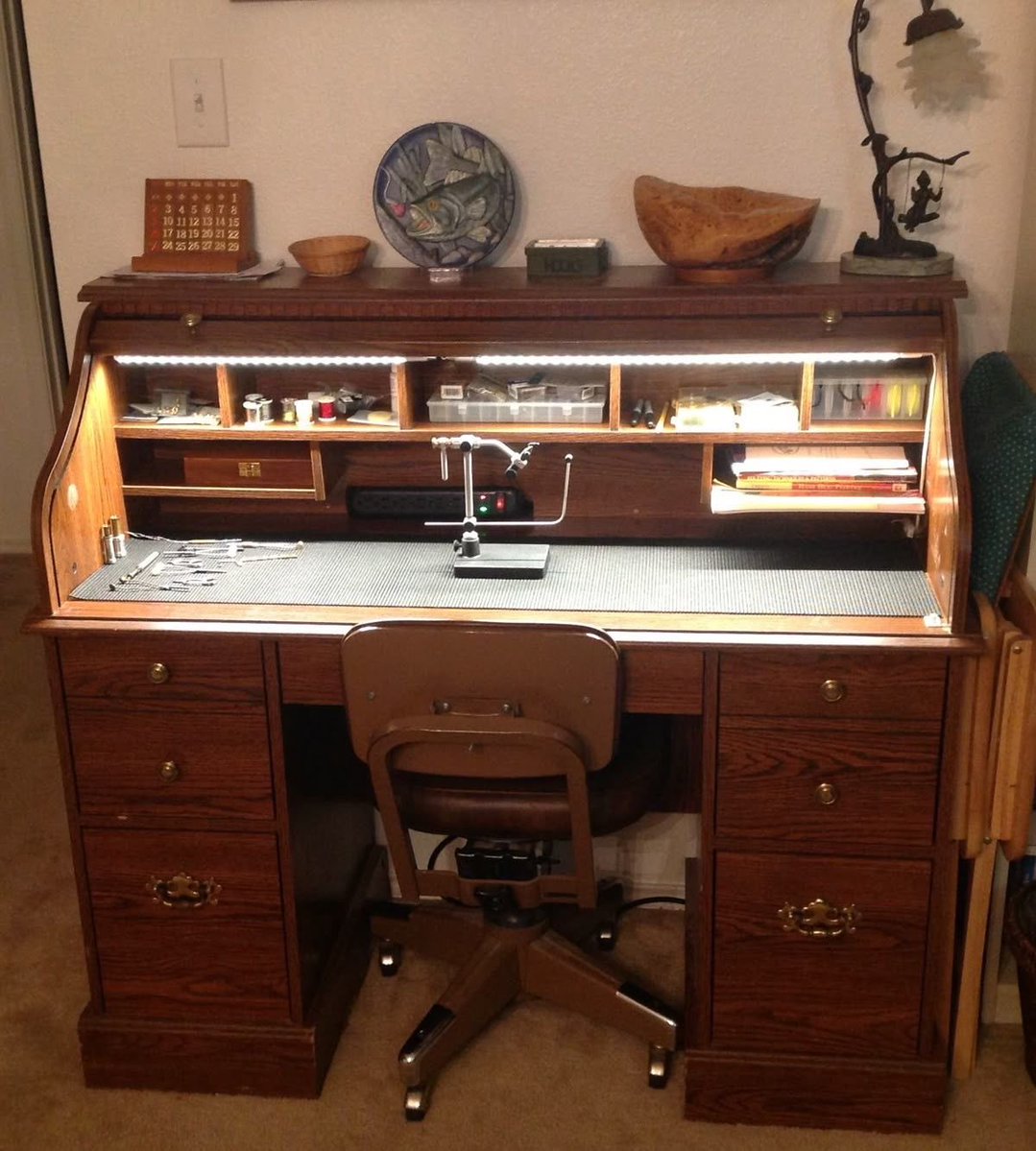 h0neyndmilk's tweet photo. if money were no object, this would be my ideal desk for work https://t.co/63fbEOcMbk