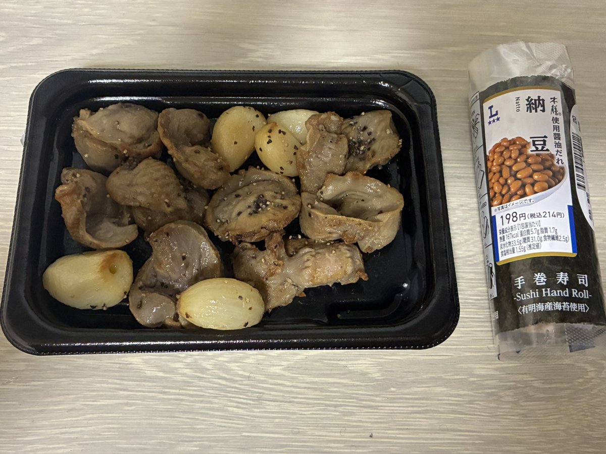 candylalacham's tweet photo. 朝　プロテイン　ゆで卵
昼　サラダチキン　ツナマヨおにぎり
おやつ　ポテトサラダ　サラダチキン
夜　砂肝ニンニク焼き　納豆巻き オイコス

今日は全部コンビニだったけど、マックをさけるとこうなった😆
コンビニ久々食べたけどおいしいねぇ
明日は早起きがんばりゅ
乙(ꕤ ॑꒳ ॑*)ﾉ

#食事記録 https://t.co/oW4v8sDthc