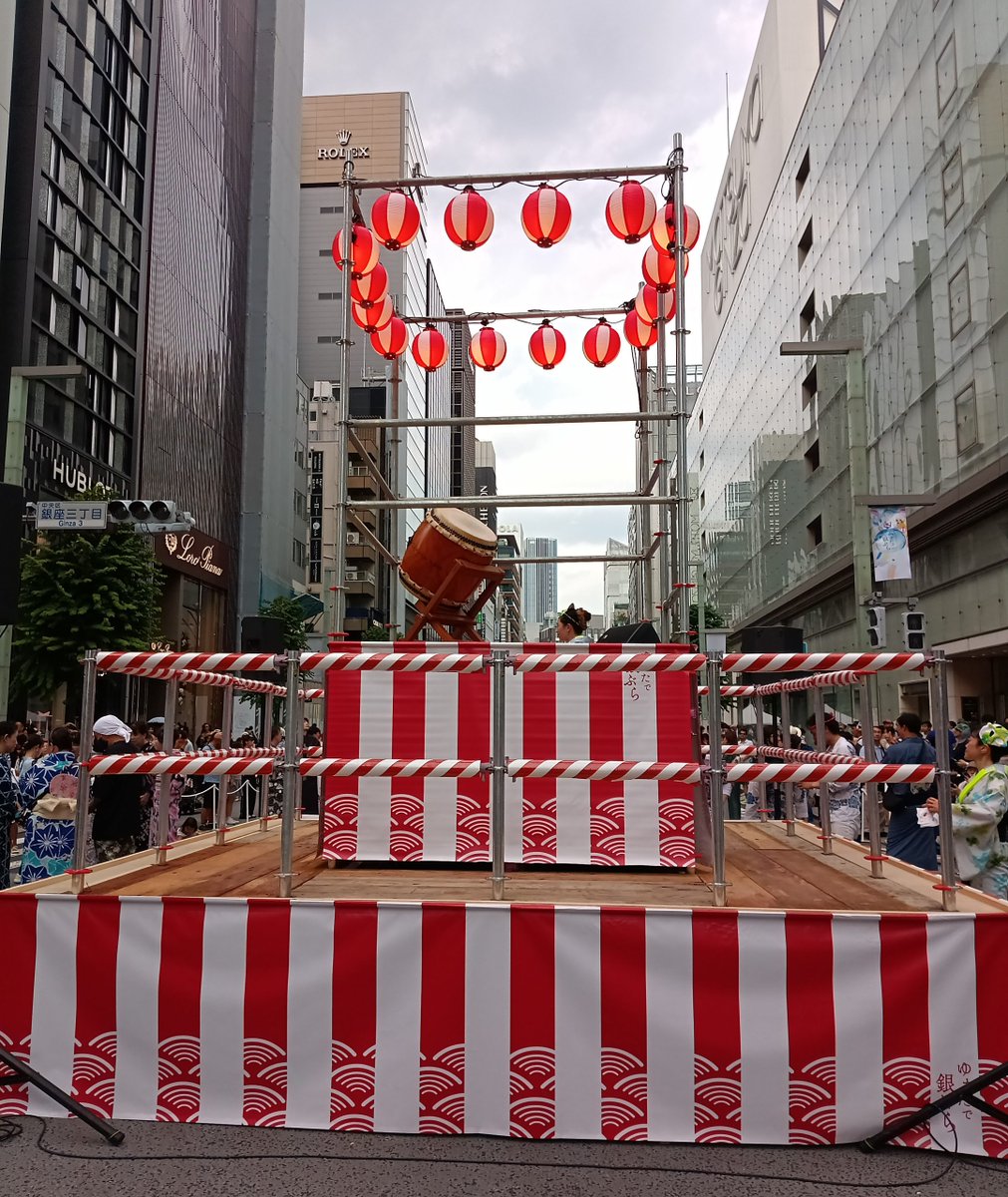 ZnafG's tweet photo. 今日は『ゆかたで銀ぶら』で「大銀座盆踊り」と「GINZA SIX盆踊り」を楽しんできたぞ。
ゲリラ豪雨で尻切れトンボになってしまったけど、色々踊れて楽しかった！
そして1人で行ったのに盆踊り友達2人、盆踊り知り合い1人、着物友達3人（着物グループ活動日）と、色んな人に会ったのが面白かったｗ https://t.co/Fc6eoeQlKg