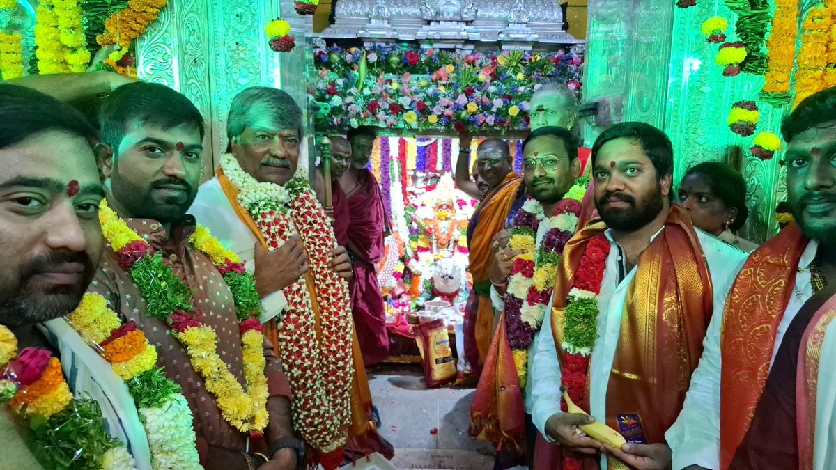 TPadmaRao's tweet photo. Offered special prayers at the historic Ujjaini Mahankali Temple,secunderabad and seeked the blessings of Mahankali matha along with family members. https://t.co/MJKtP51Brs
