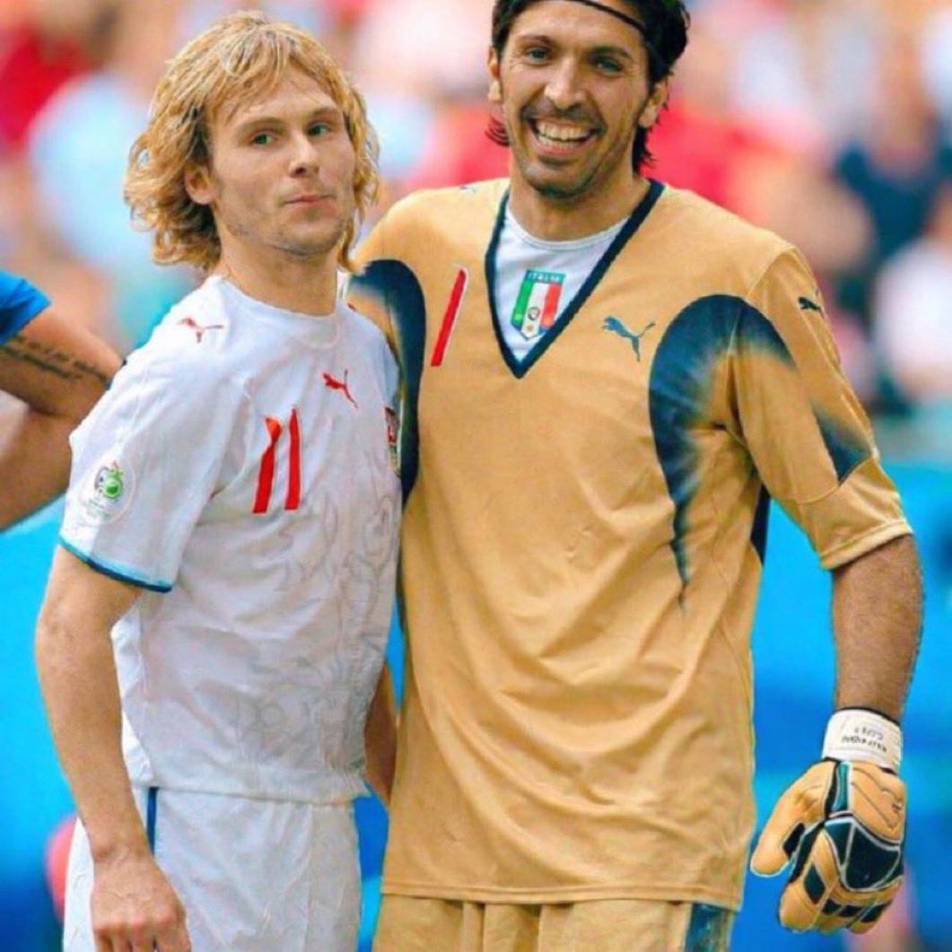 _Anthon_tm's tweet photo. I see Gianluigi Buffon, who's the other player?

Level: HARD https://t.co/j640hYu6TM