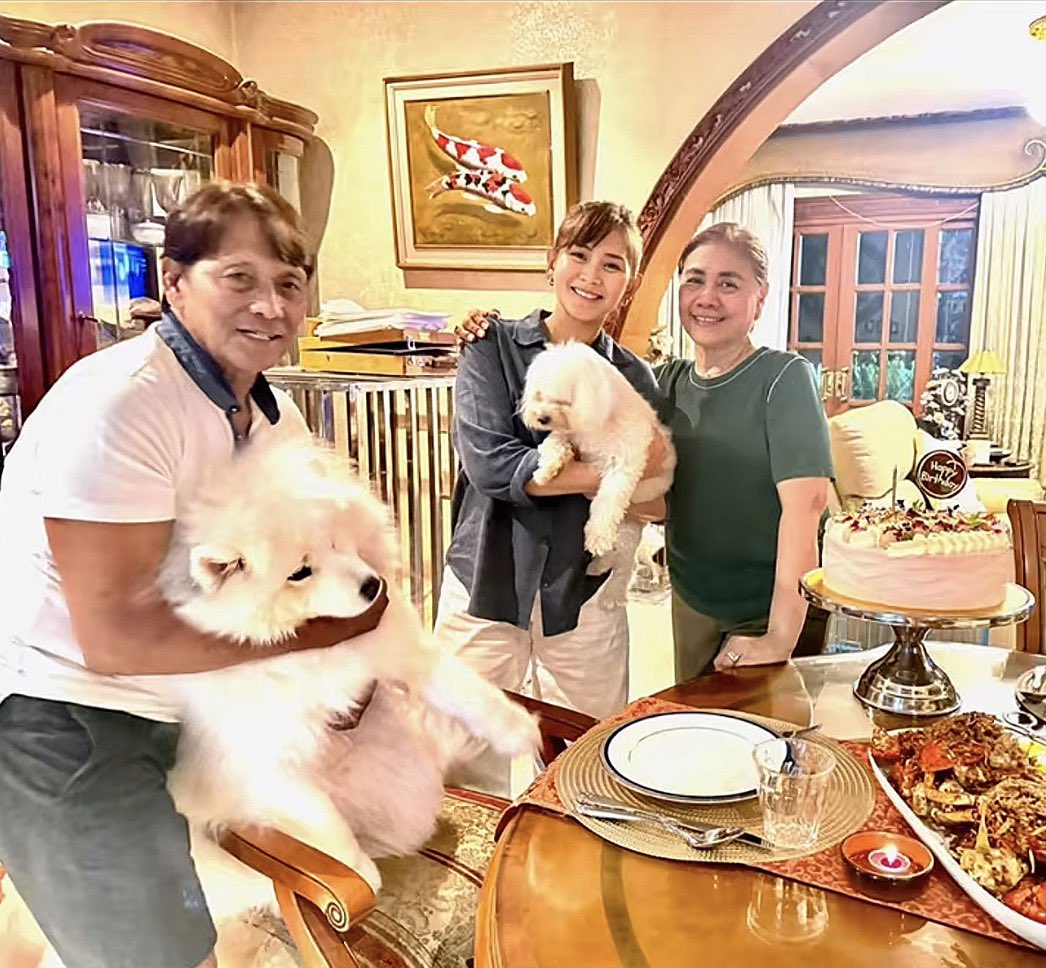 sarahgpopster's tweet photo. seeing you happy makes me the happiest.🥺💗 https://t.co/ZWFweVOiz4