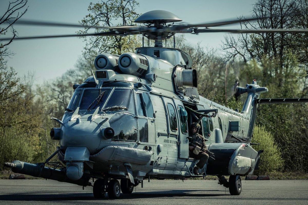 top_force's tweet photo. Est-ce que l'OVIA #GIH groupe interarmées d'hélicoptères a l'intention de remplacer ses hélicoptères Puma? @Defense137 @helicopassion @AirbusHeli copters, @GaetanPowis @emhuberdeau @PaxAquitania @Gendarmerie_GTA @Essor_Gie @Marsattaqueblog @SebLecornu @armeedeTerre @Armee_de_lair https://t.co/M2aZkx4yts
