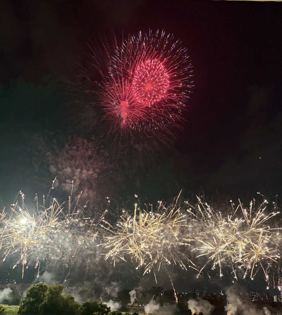 rozianghani's tweet photo. Mesmerised by Itabashi Fireworks Festival. Big thanks to Itabashi Mayor SAKAMOTO Takeshi for inviting. Taking place on the opposite banks of Arakawa River, it was jointly organised by Tokyo’s Itabashi City and Saitama’s Toda City, making it among the best in 🇯🇵

@MYEmbassyJapan https://t.co/vFTMYvB5fw