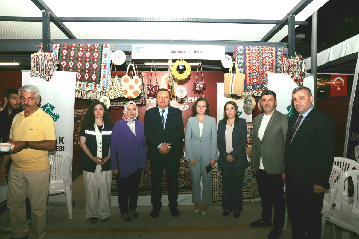 akkadinantep's tweet photo. 📍Hemşehri Dernekleri Festivali

Gaziantep Büyükşehir Belediyemiz tarafından düzenlenen Yurt Dışı Türkler, Dernekler ve Yöresel Kültürler Buluşması 10. Hemşehri Dernekleri Festivali açılış programına katılım sağladık.

İl Başkanımız Sayın Fatih Muhaddis Fedaioğlu, AK Parti Genel Merkez Dış İlişkiler Başkan Yardımcımız Sayın Fatma Ataseven, Gaziantep Valimiz Sayın Kemal Çeber, Gaziantep Büyükşehir Belediye Başkanımız Sayın Fatma Şahin, İl Kadın Kolları Başkanımız Sayın Av. Dilan Ensari Şahin, şehir dışından gelen kıymetli protokol misafirlerimiz, ilçe başkanlarımız ve üç kademe teşkilat mensuplarımızla birlikte; birlik ve beraberliğimizi pekiştiren bu anlamlı buluşmada hemşehri derneklerimizin kültürel zenginliğine ortak olduk.

Farklı kültürleri aynı çatı altında buluşturan bu kıymetli organizasyonun hayırlara vesile olmasını temenni ediyor, emeği geçen herkese teşekkür ediyoruz.

@tugbaisikercan 
@fmfedaioglu 
@FatmaSahin
@FatmaAtaseven06