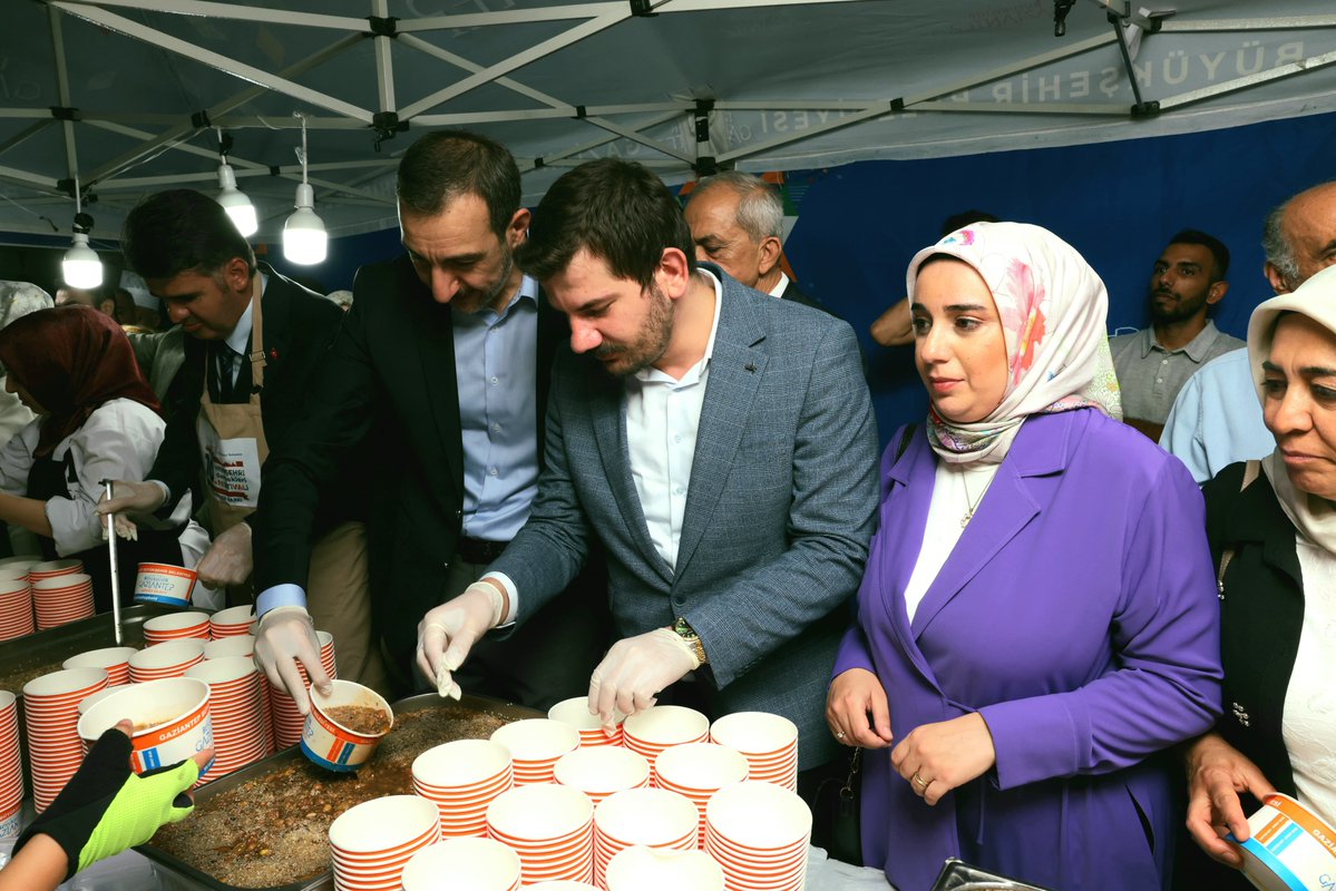 akkadinantep's tweet photo. 📍Hemşehri Dernekleri Festivali

Gaziantep Büyükşehir Belediyemiz tarafından düzenlenen Yurt Dışı Türkler, Dernekler ve Yöresel Kültürler Buluşması 10. Hemşehri Dernekleri Festivali açılış programına katılım sağladık.

İl Başkanımız Sayın Fatih Muhaddis Fedaioğlu, AK Parti Genel Merkez Dış İlişkiler Başkan Yardımcımız Sayın Fatma Ataseven, Gaziantep Valimiz Sayın Kemal Çeber, Gaziantep Büyükşehir Belediye Başkanımız Sayın Fatma Şahin, İl Kadın Kolları Başkanımız Sayın Av. Dilan Ensari Şahin, şehir dışından gelen kıymetli protokol misafirlerimiz, ilçe başkanlarımız ve üç kademe teşkilat mensuplarımızla birlikte; birlik ve beraberliğimizi pekiştiren bu anlamlı buluşmada hemşehri derneklerimizin kültürel zenginliğine ortak olduk.

Farklı kültürleri aynı çatı altında buluşturan bu kıymetli organizasyonun hayırlara vesile olmasını temenni ediyor, emeği geçen herkese teşekkür ediyoruz.

@tugbaisikercan 
@fmfedaioglu 
@FatmaSahin
@FatmaAtaseven06