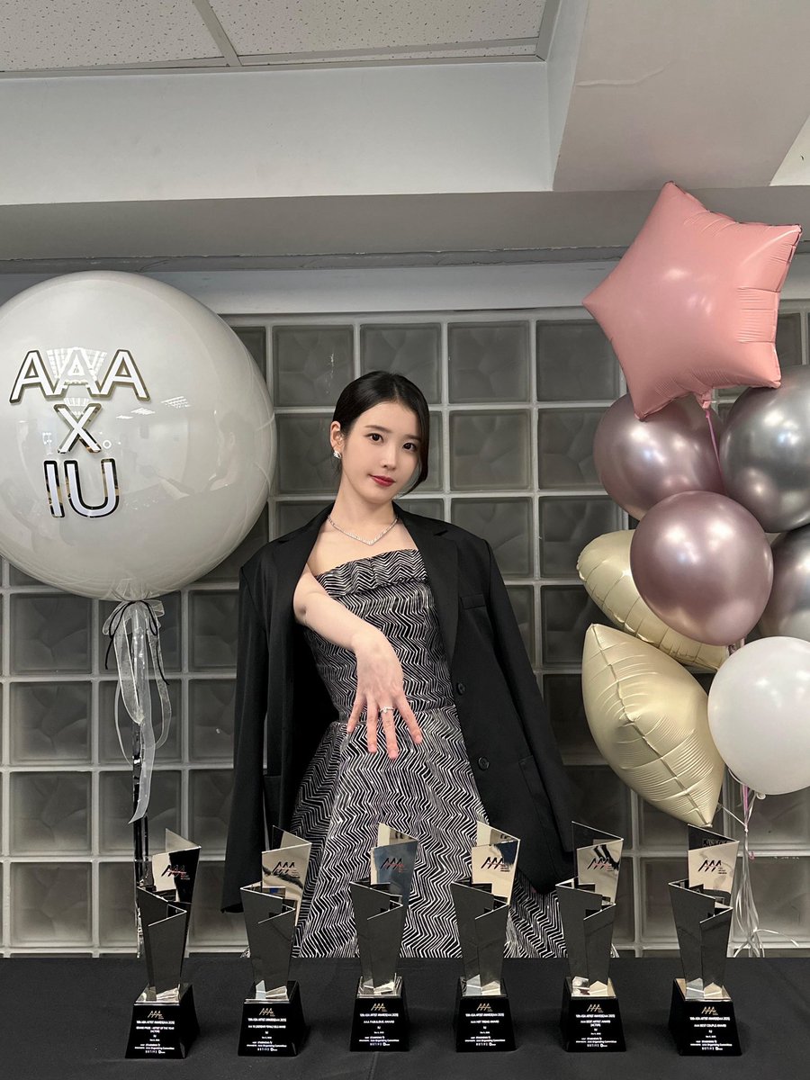 jieunmiamore's tweet photo. my fave flexing her trophies both as an idol and as an actress 🤷‍♀️ multi talented queen!!! https://t.co/rI9hZUjj1H