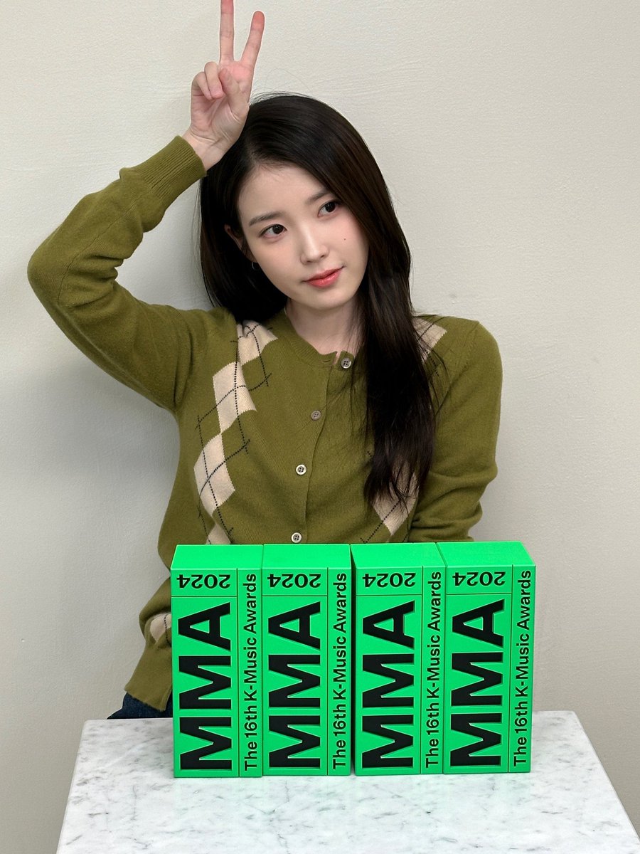jieunmiamore's tweet photo. my fave flexing her trophies both as an idol and as an actress 🤷‍♀️ multi talented queen!!! https://t.co/rI9hZUjj1H