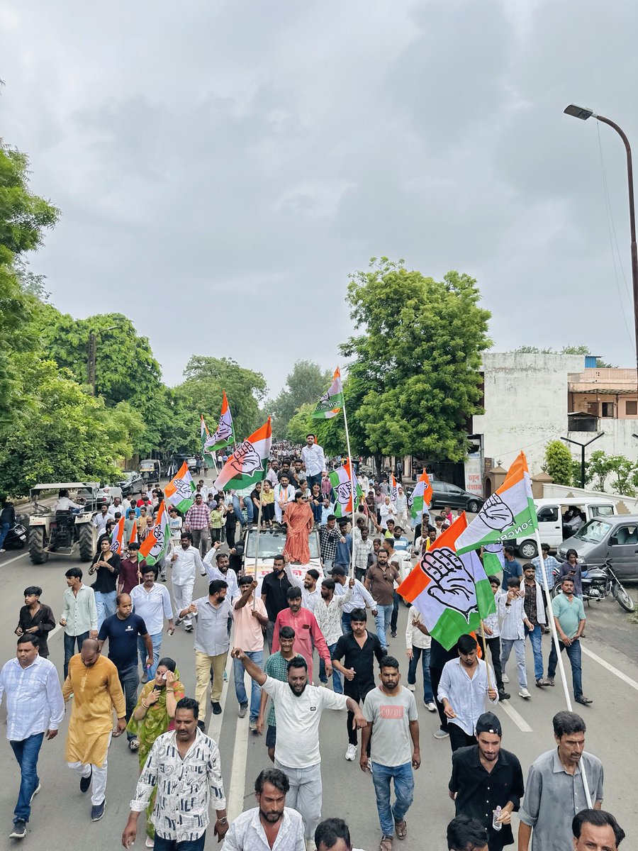 aminpathan54's tweet photo. आज कोटा में लोकसभा नेता प्रतिपक्ष माननीय श्री राहुल गांधी जी द्वारा चलाए जा रहे "छात्रों की गूंज" अभियान के अंतर्गत अखिल भारतीय कांग्रेस कमेटी के तत्वावधान में कोटा में विशाल रैली एवं कलेक्ट्रेट घेराव का सफलता पूर्वक संम्पन्न हुआ |
रैली के माध्यम से दिल्ली में छात्रों पर हुए लाठीचार्ज, पेलेट गन, AK 47 Gun के प्रयोग तथा छात्रों के विरुद्ध की गई दमनात्मक कार्रवाई के विरोध में केंद्रीय गृह मंत्री श्री अमित शाह के इस्तीफे की मांग उठाई गई। कार्यक्रम के पश्चात प्रतिनिधिमंडल द्वारा जिला कलेक्टर को ज्ञापन सौंपकर अपना विरोध दर्ज कराया गया।
इस अवसर पर AICC के कोटा संयोजक श्री @jigneshmevani80 जी एवं PCC कोटा प्रभारी श्री @PbhardwajINC जी उपस्थित रहे। दोनों नेताओं ने छात्र-युवा वर्ग को संबोधित करते हुए उनके अधिकारों की रक्षा के लिए कांग्रेस की प्रतिबद्धता दोहराई तथा युवाओं से लोकतांत्रिक संघर्ष को मजबूत बनाने की बात कही।
कार्यक्रम में लोकसभा प्रत्याशी श्री @PrahladGunjal जी, कोटा उत्तर विधायक श्री शांति धारीवाल जी, हिंडोली विधायक श्री अशोक चांदना जी, पाटन विधायक श्री C.L. प्रेमी जी, युवा विधायक पीपल्दा श्री चेतन पटेल जी, कोटा शहर जिलाध्यक्ष श्रीमती राखी गौतम जी, देहात जिलाध्यक्ष श्री भानु प्रताप जी,  महिला कांग्रेस जिलाध्यक्ष श्रीमती शालिनी गौतम जी, श्री अमित धारीवाल जी, पूर्व जिलाध्यक्ष रविन्द्र त्यागी जी, पूर्व प्रधान श्री नईमुद्दीन गुड्डू जी, सहित हजारों की संख्या में छात्र, युवा,व कांग्रेस  पदाधिकारी, व कार्यकर्ता बड़ी संख्या में उपस्थित रहे।
कार्यक्रम को आगे बढ़ाते हुए राजस्थान प्रदेश कांग्रेस खेल प्रकोष्ठ के भी हजारों की संख्या में खेल पदाधिकारियों एवं कार्यकर्ताओं ने भी रैली एवं कलेक्ट्रेट घेराव में सक्रिय भागीदारी निभाई और छात्रों की आवाज़ को बुलंद करते हुए लोकतांत्रिक अधिकारों की रक्षा के लिए अपना समर्थन दिया |